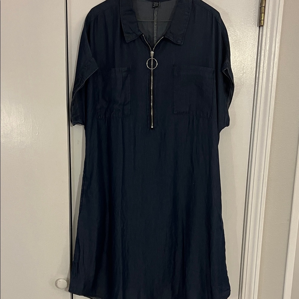 SHEIN denim dress is lightweight. Size XL
SILVER HALF ZIPPER. Soft comfortable!